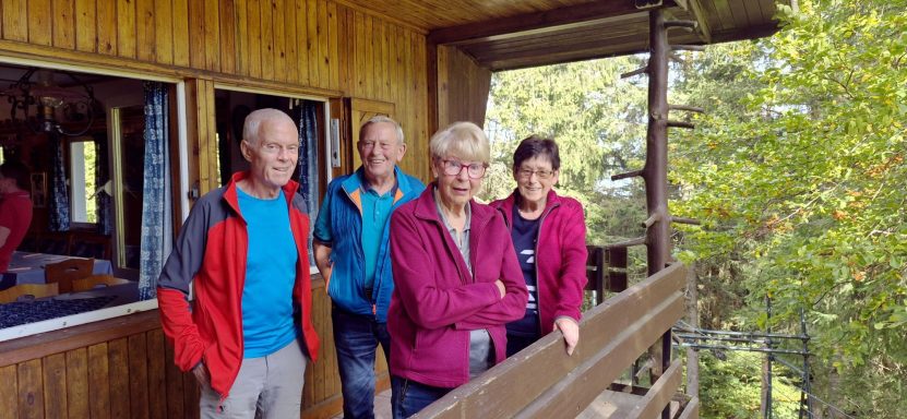 Auf der Terrasse vor der Hütte OldieTreff Sep2026