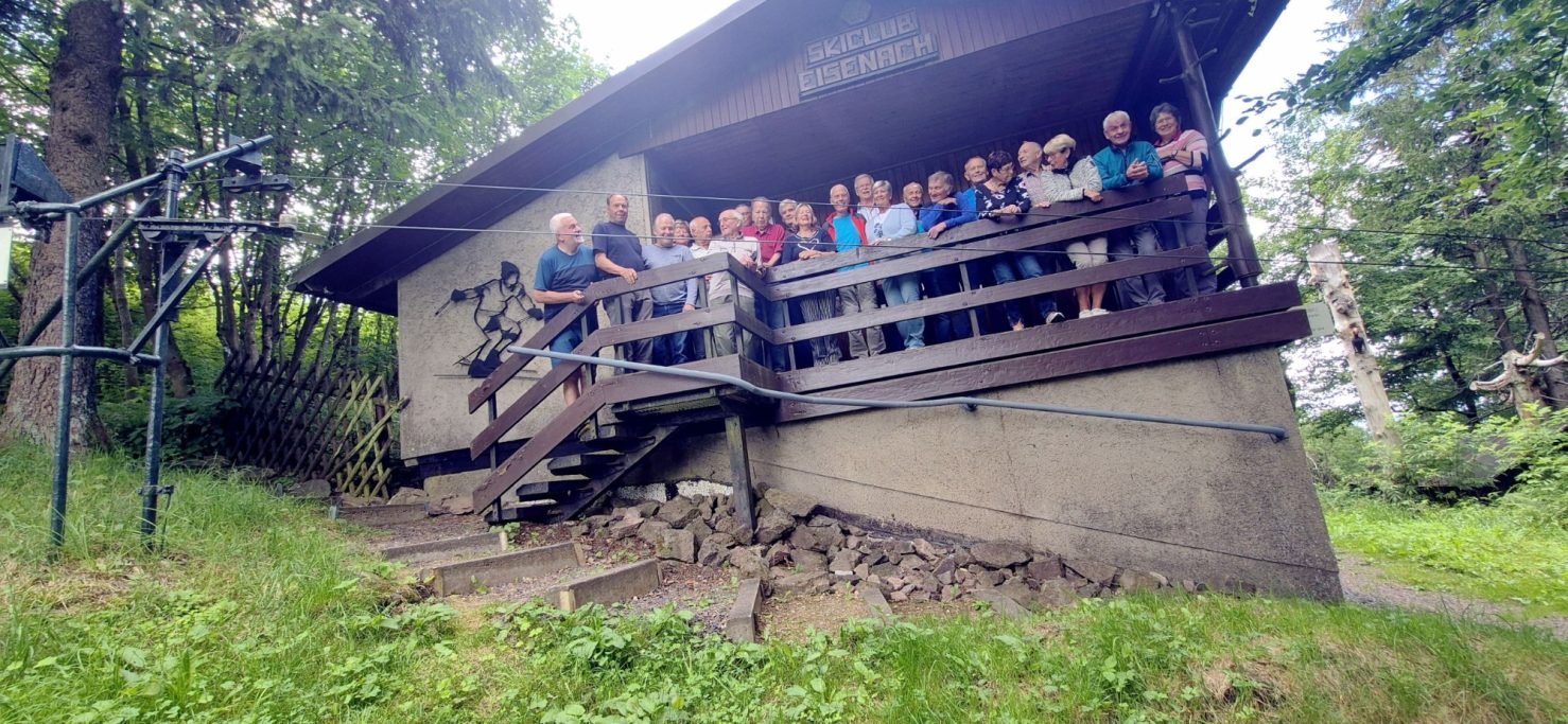 Gruppenbild an der Hütte Sommertreff Ski-Oldies