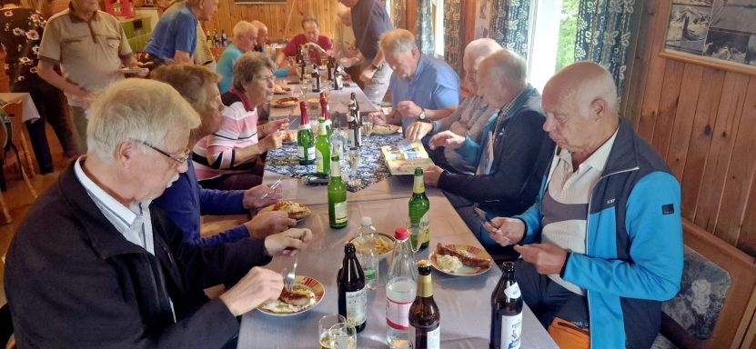 Gemeinsames Mittagessen Sommertreff Ski-Oldies