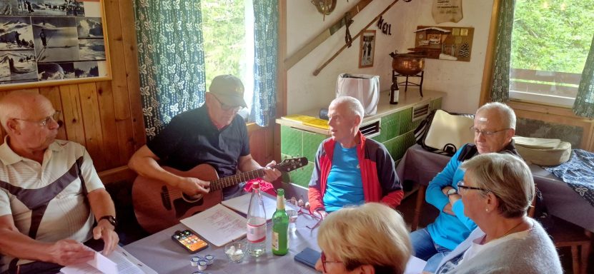 Uwe an der Gitarre Sommertreff Ski-Oldies