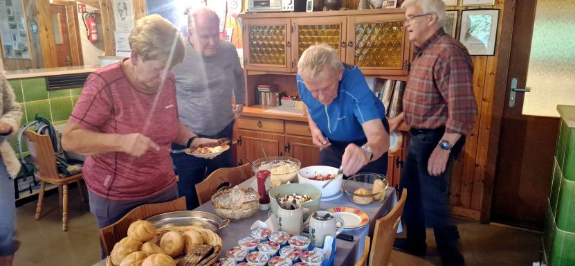 Am Salat-Buffett Sommertreff Ski-Oldies