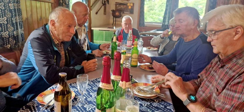 Es gab Sekt zum Geburtstag Sommertreff Ski-Oldies