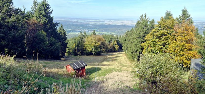 Der Skihang in der Herbstsonne OldieTreff Sep2026